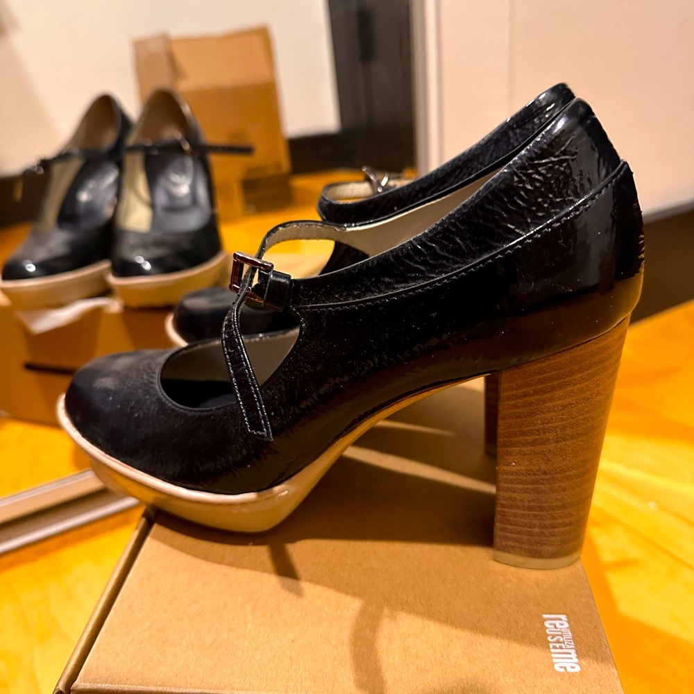 Patent leather heeled ballerinas